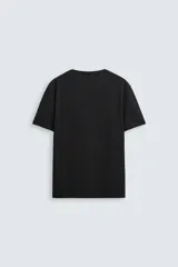Camiseta marrón de corte slim fit, confeccionada en tejido de algodón con elasticidad, cuello redondo y manga corta.
