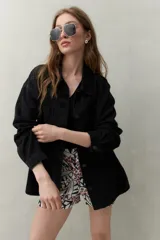 Short estampado con hojas color blanco, marrón y negro.