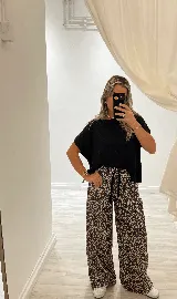 Remerón blanco de morley de algodón, manga corta, con dos pequeñas aberturas frontales y terminación en pico en la parte trasera.