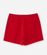 Bermuda roja de crepé con cierre delantero, bolsillos laterales con botones y pliegues.