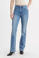 Pantalón de jean celeste de tiro alto con corte bootcut. El diseño presenta roturas sutiles en la rodilla y en el muslo.