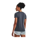 Remera deportiva Under Armour color fucsia con logo blanco estampado en el frente.