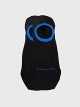 Calcetín invisible (tipo soquete) para hombre, color negro, con borde superior ribeteado en azul vibrante. Presenta el nombre de la marca "Hush Puppies" bordado en azul en la zona del empeine.