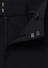 Pantalón de vestir color beige, de tiro alto, corte recto y largo. Presenta cierre frontal con botón, gancho y cremallera oculta, trabillas, bolsillos laterales, pinzas delanteras, forro interior y bolsillo de ribete en la parte posterior.