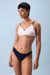 Bombacha midi de algodón color azul marino con volados en los bordes.