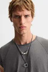 Musculosa gris de corte holgado con cuello redondo y sisas amplias. Tiene un efecto lavado que le da una apariencia única.