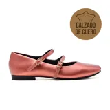 Zapato de cuero color cobre con dos tiras sobre el empeine y hebillas doradas. Taco bajo y punta redondeada.