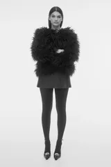 Medias negras semibrillantes de 200 denier, con cintura estándar y efecto modelador en abdomen, cintura y caderas.