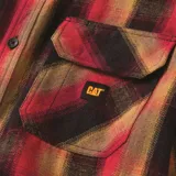 Camisa de franela a cuadros roja, negra y ocre, de manga larga, con dos bolsillos frontales con solapa y cierre a presión.