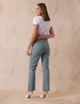 Pantalón de jean blanco, de corte recto, tiro alto, pretina con pasadores, botón y cierre. Con bolsillos delanteros y traseros.