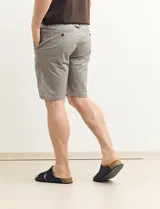 Bermuda de gabardina color verde con bolsillos laterales y traseros.