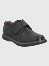 Zapato de cuero negro con ajuste de velcro.
