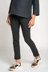 Legging maternal negro de algodón y elastano, tiro alto y calce ajustado.