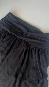 Pollera larga negra de microtul con cintura elastizada y cierre lateral.