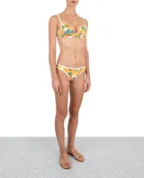 Calzón de bikini con estampado abstracto en tonos naranja, verde, amarillo, celeste y rojo. Tiene ribete blanco.