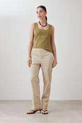 Musculosa verde oliva con escote cuadrado y costuras a la altura del busto.