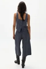 Top sin mangas de lino con estampado de cuadros en tonos azul marino y blanco, con escote cuadrado y corte recto.