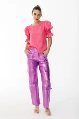 Pantalón cargo color lila metalizado, con múltiples bolsillos, corte wide leg y tiro medio.