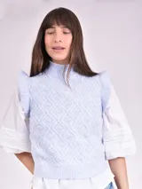 Chaleco de punto color celeste con cuello alto y volados en los hombros.