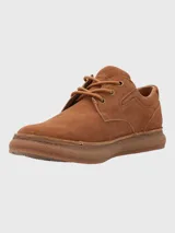 Zapato acordonado de gamuza color marrón claro con suela de goma.