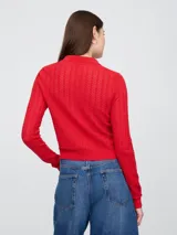 Saco tipo cárdigan de tejido de punto con rayas horizontales negras y crudas, cuello polo y cierre frontal con botones.