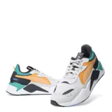 Championes Puma RS-X Hard Drive, zapatilla urbana con base gris claro, detalles en naranja vibrante, azul celeste, verde azulado y azul oscuro. Presenta una silueta robusta y texturas mixtas en el upper.