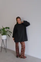 Pantalón Oxford con estampado animal print color marrón y negro.