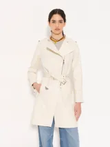 Tapado color crema confeccionado en cuero ovino, con largo hasta arriba de la rodilla. Presenta costadillos, espalda y bajo mangas en complemento al tono que aportan textura. Incluye cinturón en cuero base, bolsillos ojal verticales en el frente y canesú matelaseado. El acceso es mediante cierre metálico al frente.