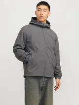 Campera gris con capucha ajustable con cordón, cierre frontal con cremallera, bolsillos delanteros con cierre y puños de canalé.