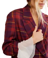 Blazer cruzado de corte oversize, con solapas amplias y hombros estructurados. Presenta un estampado tartán en tonos burdeos, morado y amarillo.