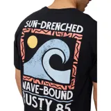Remera negra de manga corta con logo de la marca Rusty estampado en el pecho. Corte clásico.