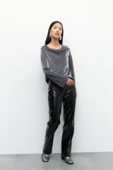 Top de manga larga con cuello cascada, confeccionado en tela tipo lurex, ideal para looks de noche.