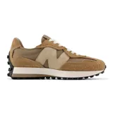 Zapatillas deportivas de estilo casual color beige, con detalles de gamuza y suela de goma.