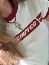 Collar con dije de pez hecho en bronce, con cordón de cuero marrón.