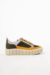 Zapatillas deportivas de cuero color beige con detalles en lila y amarillo.