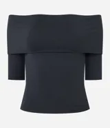 Blusa blanca con escote hombro a hombro y mangas 3/4.