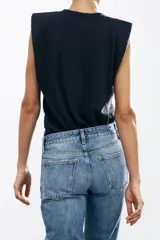 Pantalón de jean celeste de tiro bajo, corte flare, cropped y cinco bolsillos.