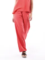 Pantalón rojo de corte amplio y cómodo, ideal para el verano.