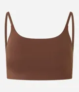 Top deportivo color borgoña con breteles finos y espalda deportiva.