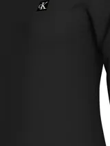 Remera negra de algodón con cuello redondo, corte regular y logo CK bordado en el pecho.