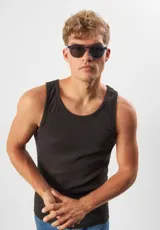 Lentes de sol Eco Shades Costa, con montura redonda color champagne y lentes grises. Fabricados con acetato biodegradable y lentes de PMMA reciclado.