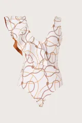 Traje de baño entero tipo camiseta Do Reis, color blanco con estampado de cadenas doradas y marrones. Presenta un escote en V con volado en el hombro y breteles anchos. Espalda media y cobertura completa.