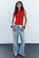 Top de manga sisa color marrón oscuro, con cuello redondo y corte ajustado.