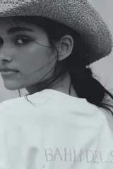 Sombrero de paja color marrón claro, estilo cowboy, con corona hundida y ala ancha.