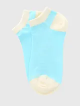 Calcetín corto de tejido liso, color celeste claro con detalles en color crema en el talón, puntera y borde superior.