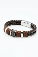 Pulsera marrón de cuero trenzado con detalles metálicos plateados.