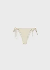 Braga de bikini blanca con textura, corte cheeky y lazos laterales.