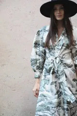 Vestido largo camisero de seda con estampado de tigres y árboles, cuello solapa con botones, faja para anudar, falda amplia y mangas abuchonadas con puño.