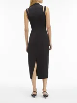 Vestido midi negro de punto técnico con corte entallado, cuello perkins, cremallera trasera, sin mangas, recortes en forma de media luna en los hombros, detalles de costuras verticales en la parte frontal y posterior, y hendidura en la espalda.