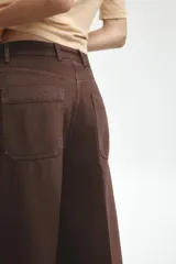 Pantalón de jean marrón de tiro alto, corte wide leg y relaxed fit.